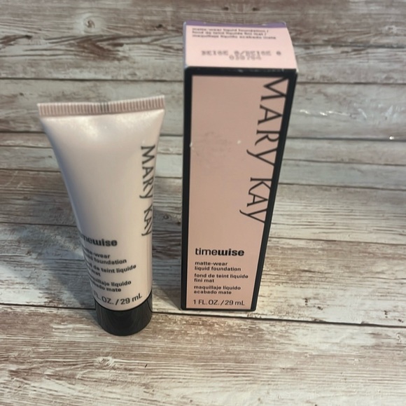 NEW MK Beige 8 MATTE WEAR Timewise Liquid Foundation Beige 8 New in box - Picture 3 of 7